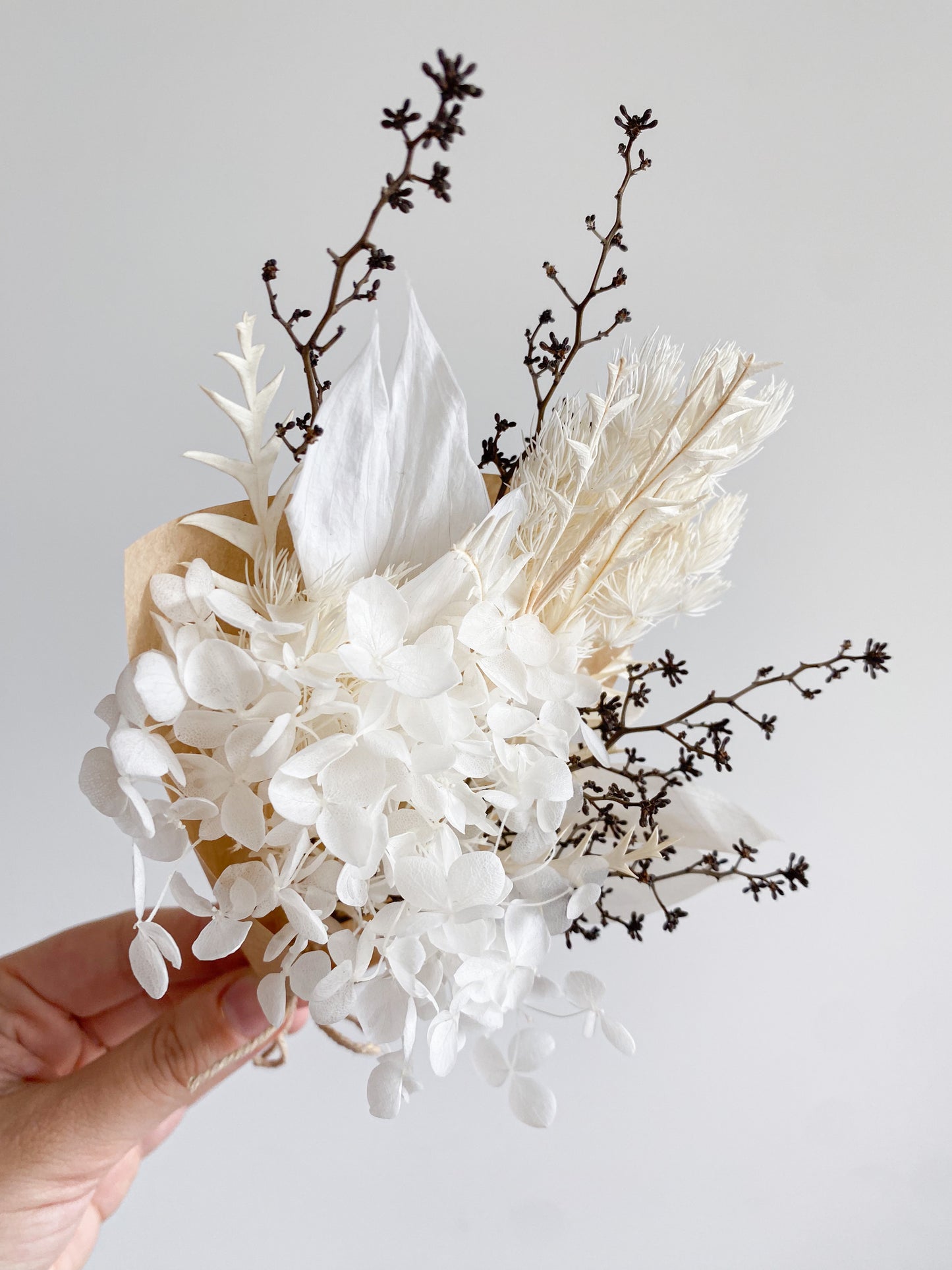 Dried mini posy - black/white
