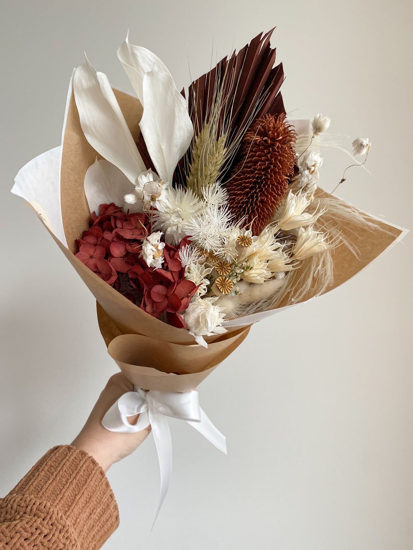 Neutral everlasting posy
