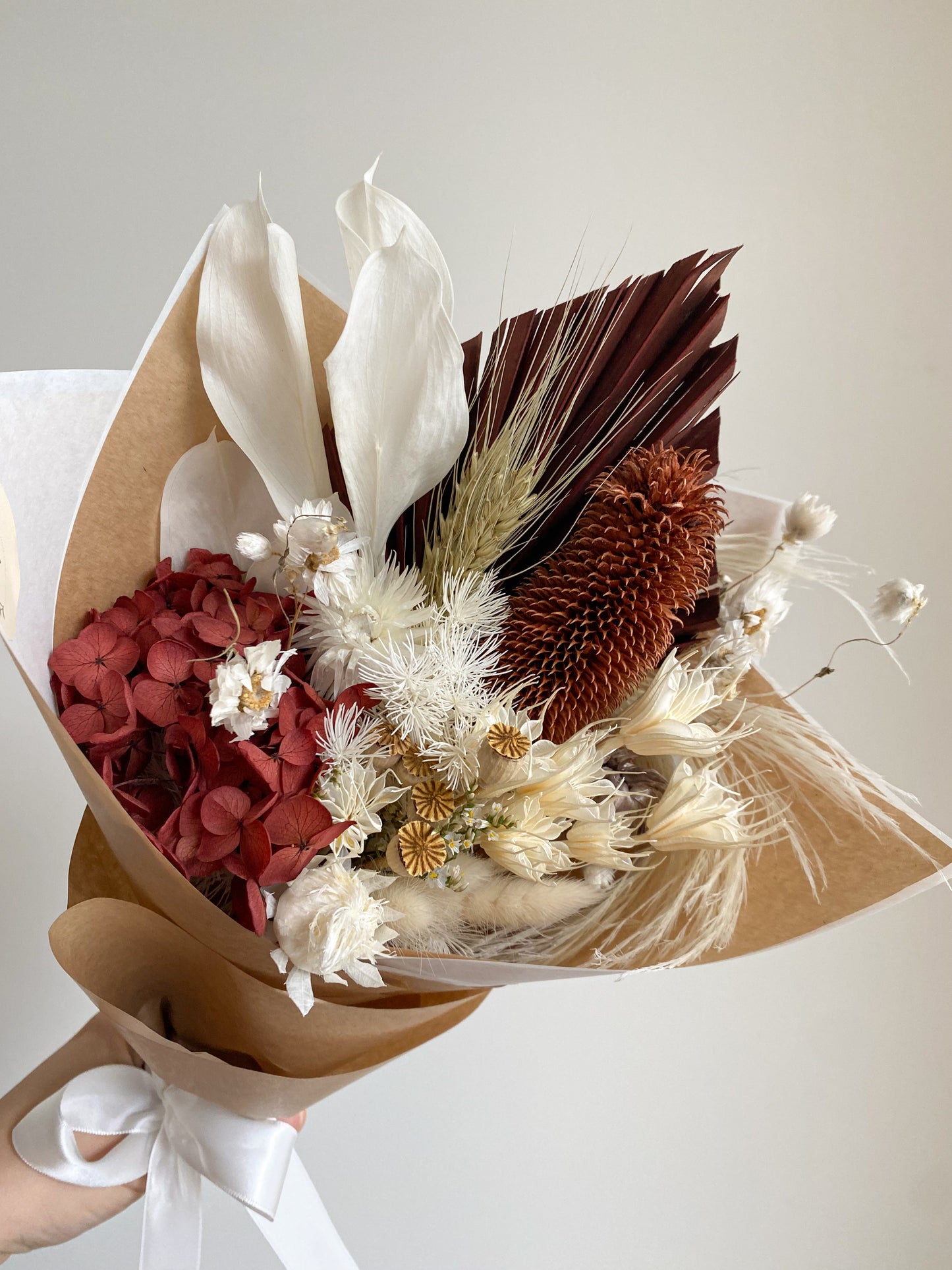Neutral everlasting posy