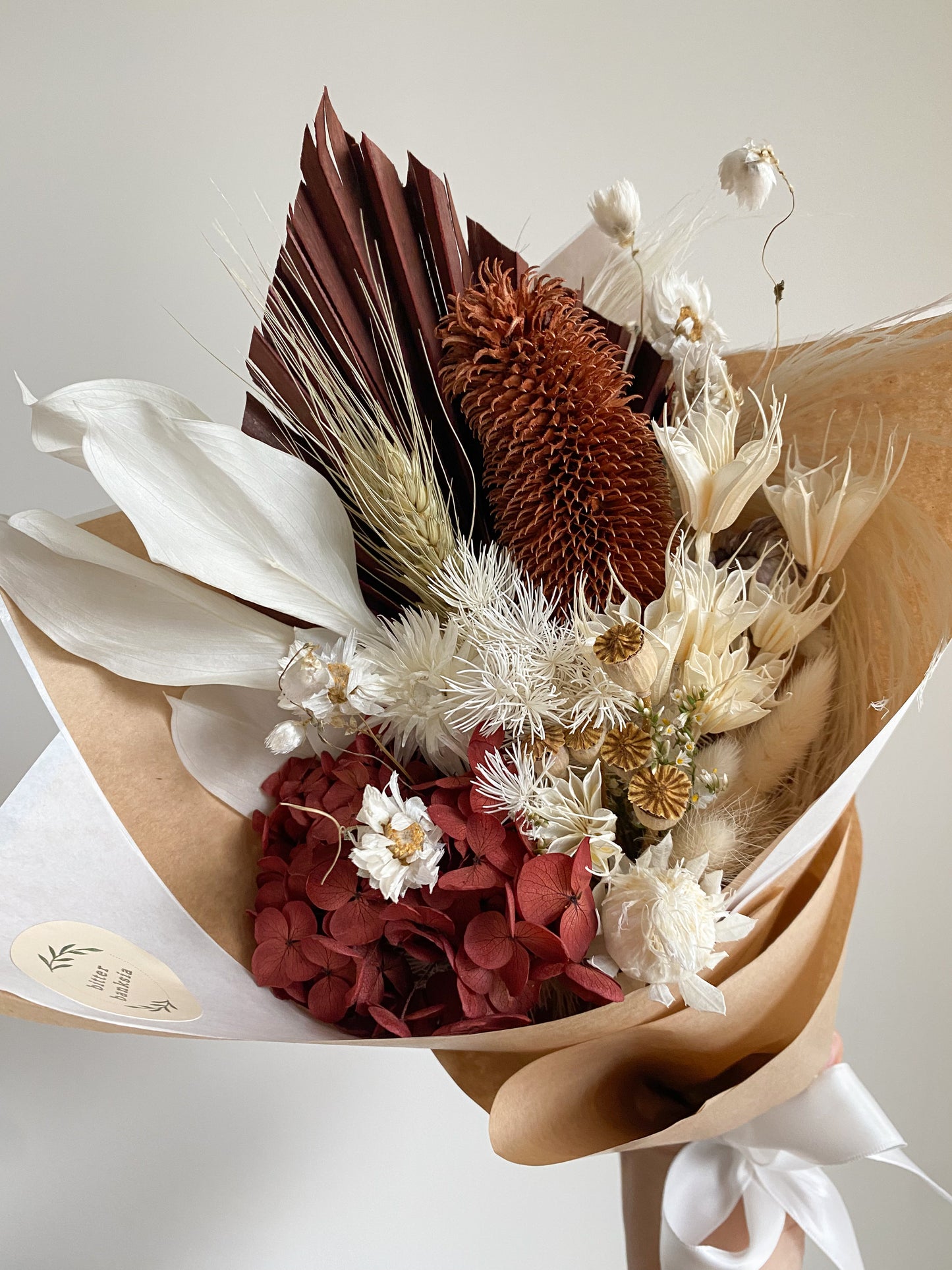 Neutral everlasting posy