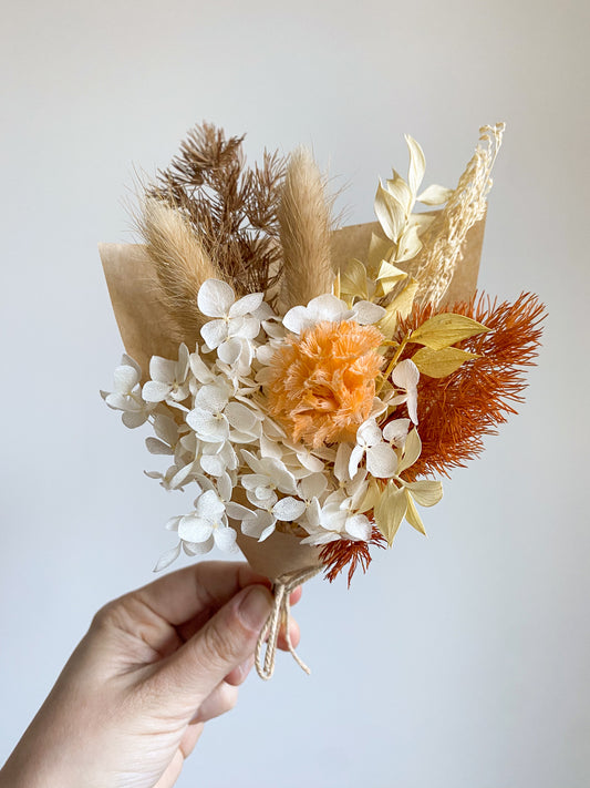 Dried mini posy - neutrals