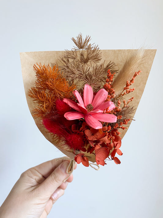 Dried mini posy - red/pink