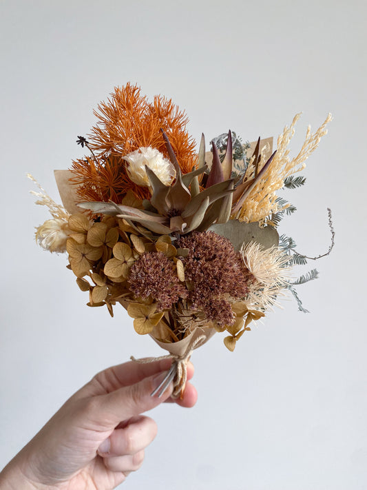 Dried mini posy - native