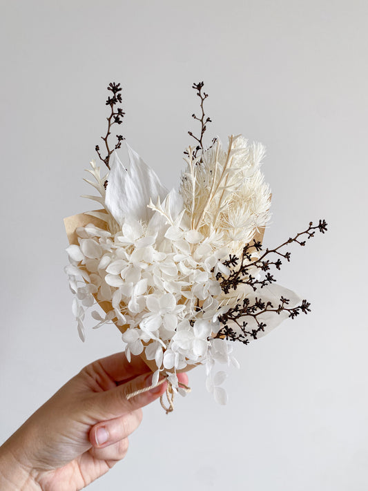 Dried mini posy - black/white