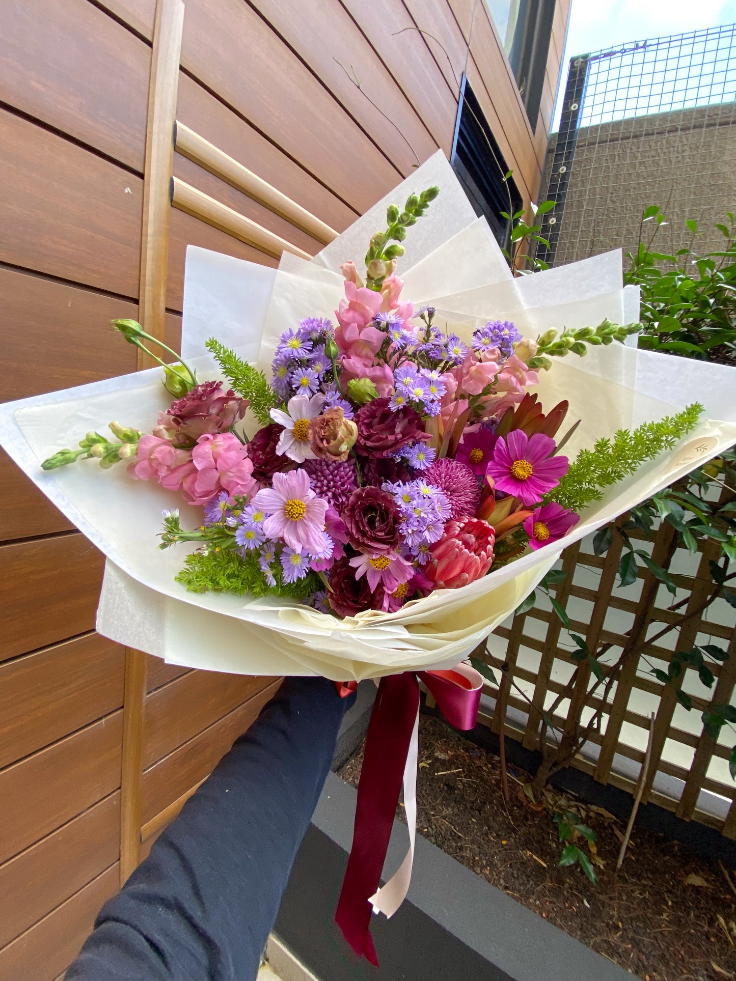 MOTHER'S DAY: Florists choice bouquet/vase - large